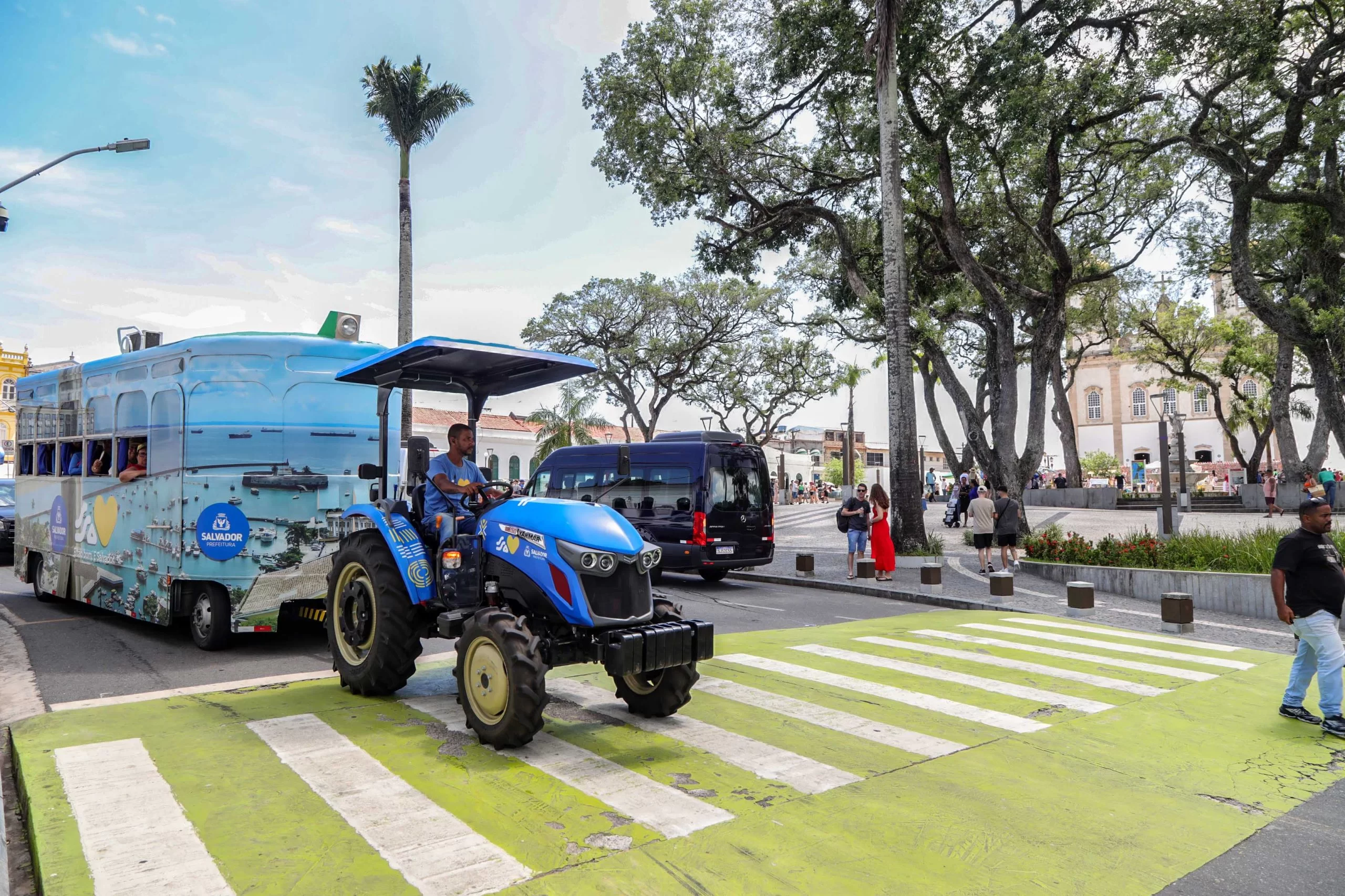 Bondinho Encanta Baianos E Turistas Tour Em Pontos Famosos De