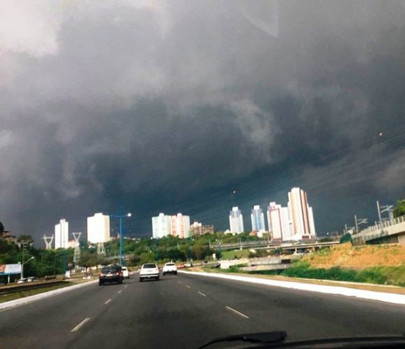 CHUVA ALAGA VIAS DE SALVADOR NESTA QUARTA