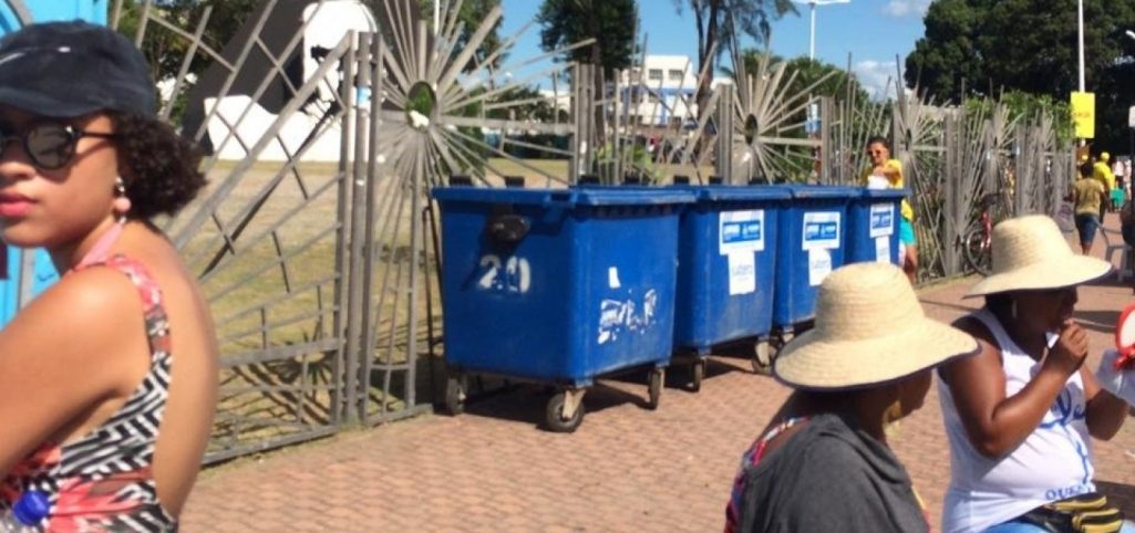 FIÉIS RECLAMAM DA FALTA DE LIXEIRAS NO PERCURSO DA LAVAGEM DO BONFIM