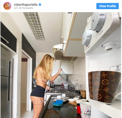 Ex Affair De Neymar Posa De Topless Enquanto Cozinha Bahia Economica