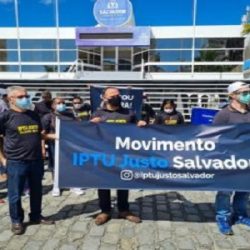MORADORES DE CONDOMÃNIOS PROTESTAM EM FRENTE Ã€ PREFEITURA CONTRA AUMENTO DO IPTU E TRSD