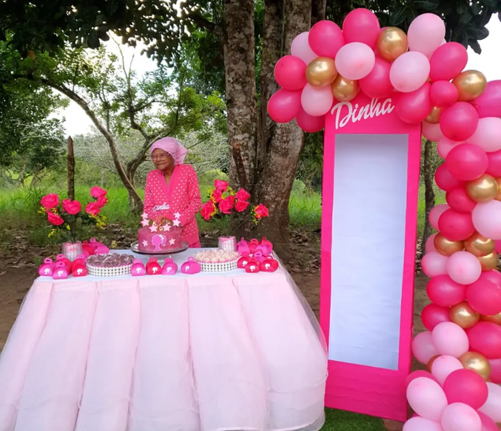 IDOSA CELEBRA ANIVERSÁRIO COM ROUPA E DECORAÇÃO DA BARBIE NO INTERIOR DA  BAHIA - Bahia Economica