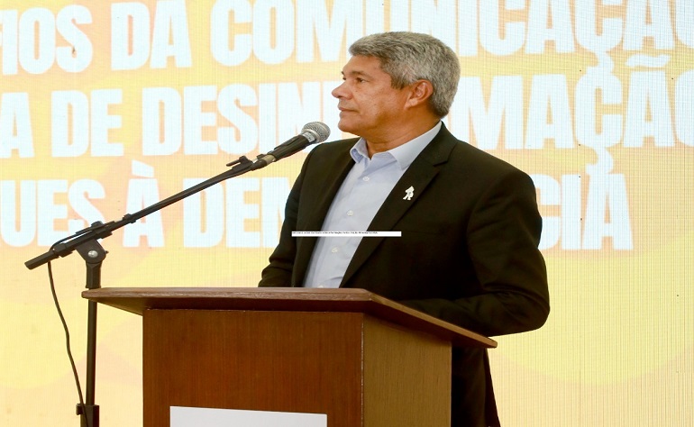O governador Jerônimo Rodrigues inaugura