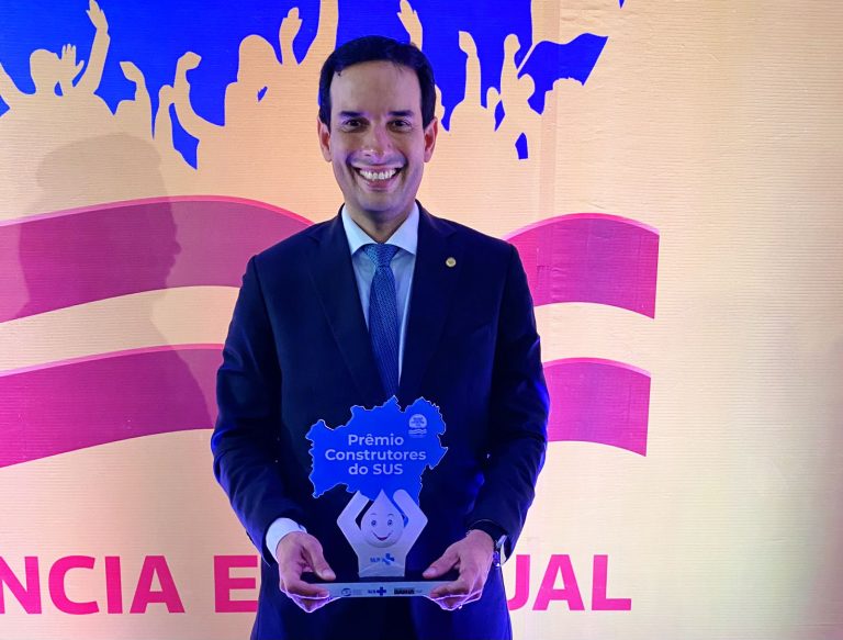 O deputado federal Leo Prates foi homenageado com o Prêmio Construtores do SUS