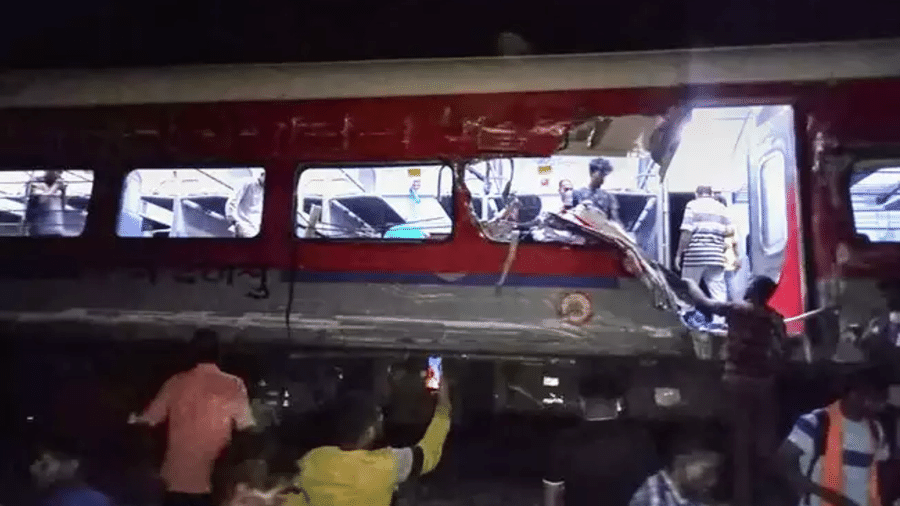 Pelo menos 207 pessoas morreram e outras 900 ficaram feridas após um acidente envolvendo vários trens no leste da Índia.