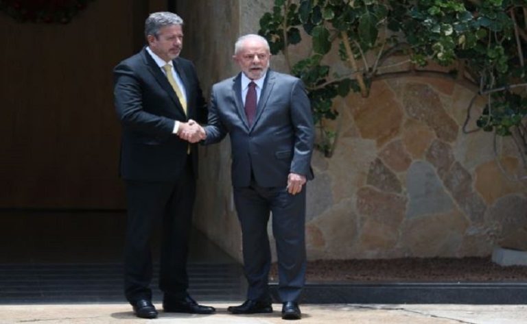O presidente Luiz Inácio Lula da Silva (PT) resolveu assumir pessoalmente a articulação política do governo. As dificuldades encontradas