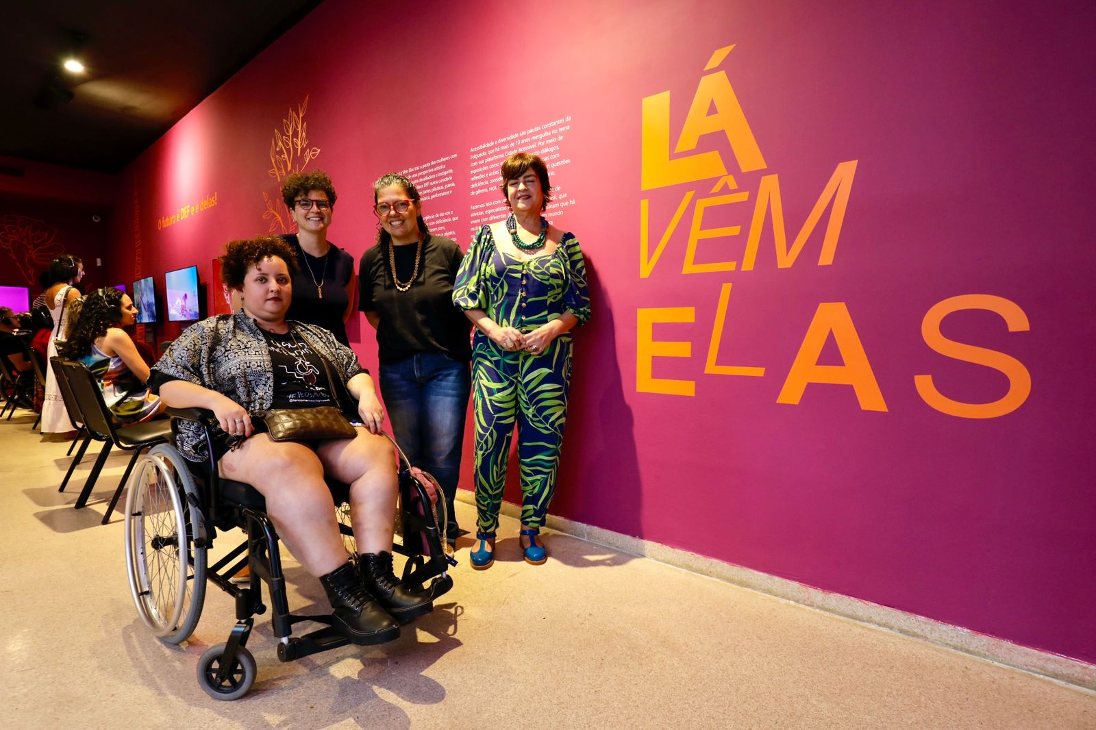 EXPOSIÇÃO “LÁ VÊM ELAS!” DESTACA A LUTA DE MULHERES COM DEFICIÊNCIA POR ACESSIBILIDADE E INCLUSÃO