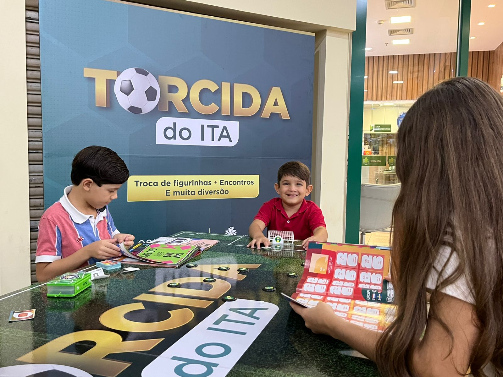 SHOPPING ITAIGARA INAUGURA LOUNGE TEMÁTICO PARA TROCA DE FIGURINHAS DA COPA DO MUNDO