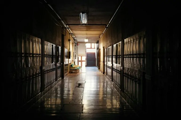 ESCOLA PARTICULAR EM SALVADOR APURA BILHETES COM AMEAÇAS ENCONTRADOS EM SALA DE AULA