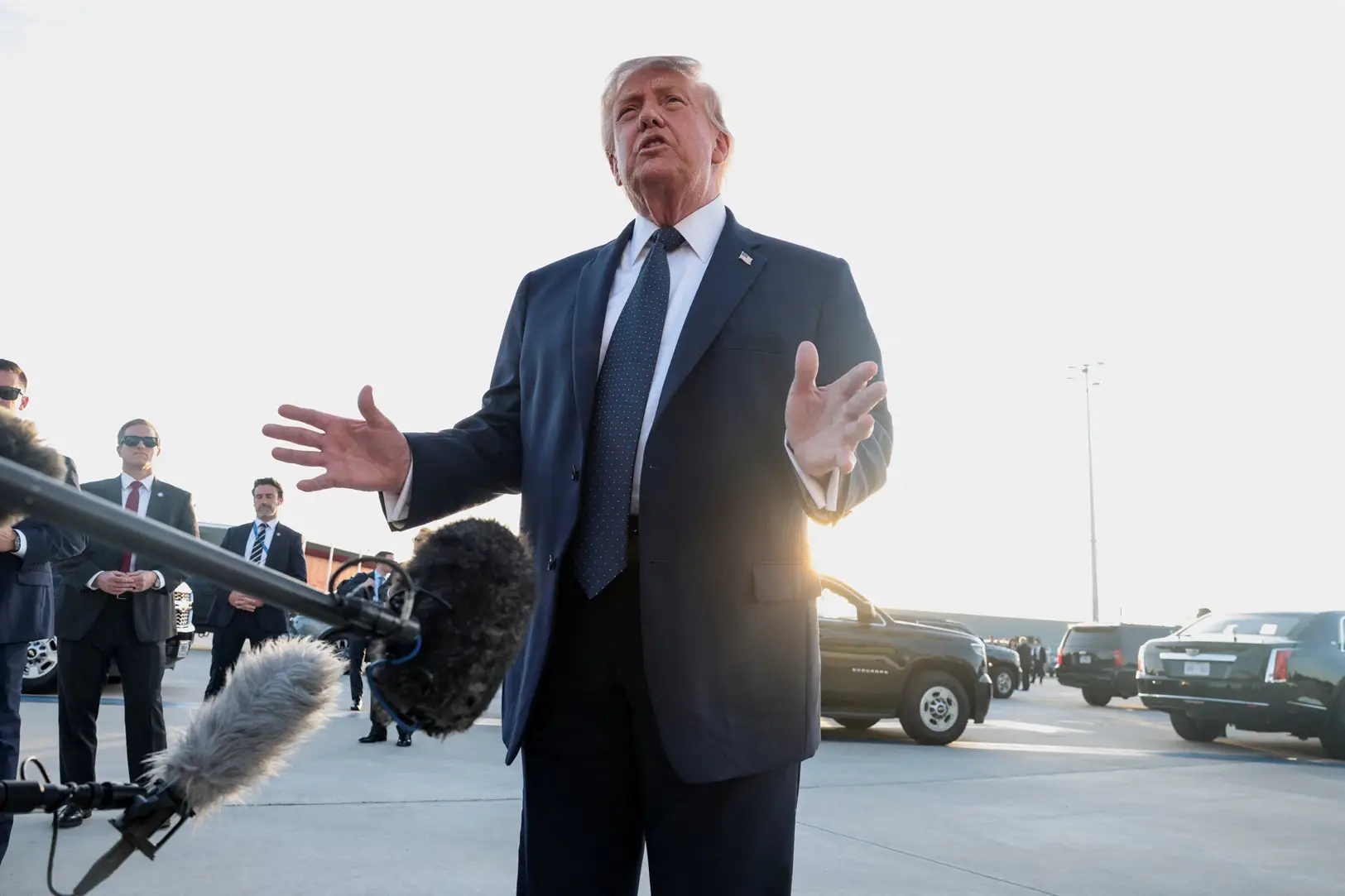 TRUMP MINIMIZA GANHOS COM CRIPTOS E DIZ QUE NÃO SABIA DE TRANSAÇÕES BILIONÁRIAS